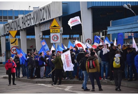 Zakończył się strajk w International Paper. Uzgodniono warunki podwyżek dla pracowników