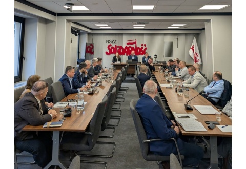 Okrągły stół w sprawie przyszłości branży - „Zielony Ład” dusi polską chemię, a decydenci (prawie) nieobecni