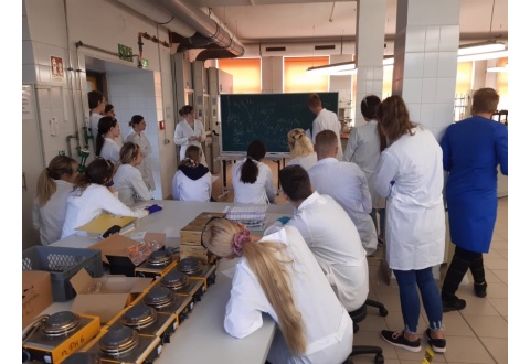 Uczniowie klas chemicznych szkół w Opocznie i Włocławku w Centrum Kształcenia Chemicznego AVO w Schkopau