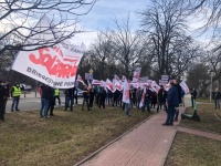 Pracownicy firmy Bridgestone pikietowali przed ambasadą Japonii w Warszawie