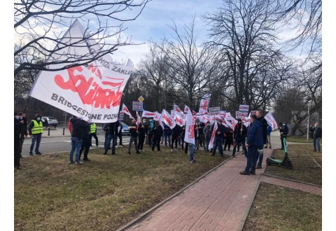 Pracownicy firmy Bridgestone pikietowali przed ambasadą Japonii w Warszawie