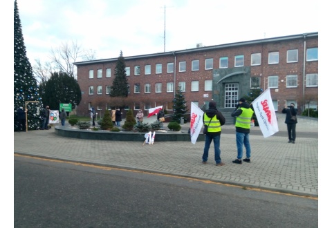 Wiec przed budynkiem Grupy Azoty w Kędzierzynie-Koźlu